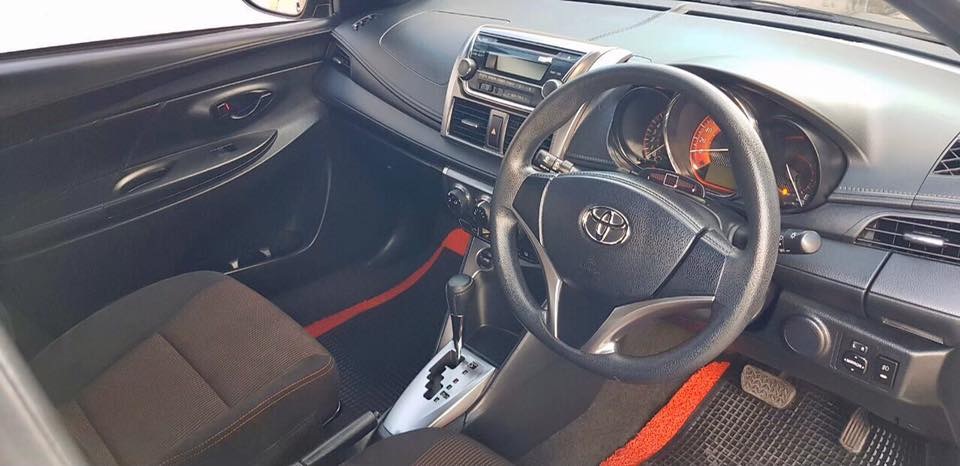 Toyota Yaris ปี 2016 สีเทา (รูปที่ 10)