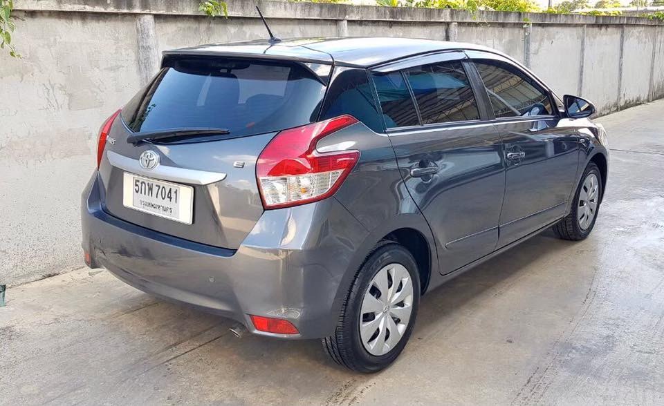 Toyota Yaris ปี 2016 สีเทา (รูปที่ 6)