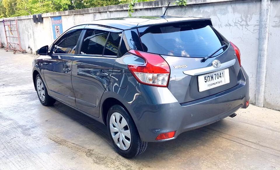 Toyota Yaris ปี 2016 สีเทา (รูปที่ 5)