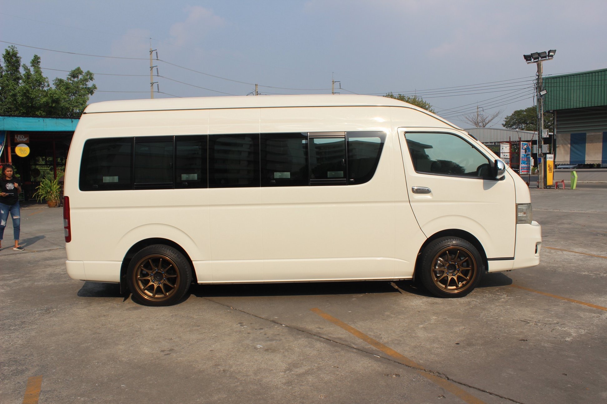 Toyota HiAce Commuter ปี 2011 สีขาว