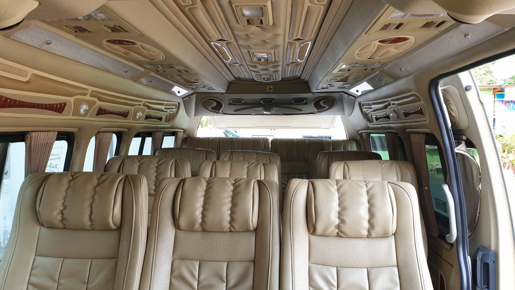 Toyota HiAce Commuter ปี 2011 สีขาว (รูปที่ 9)