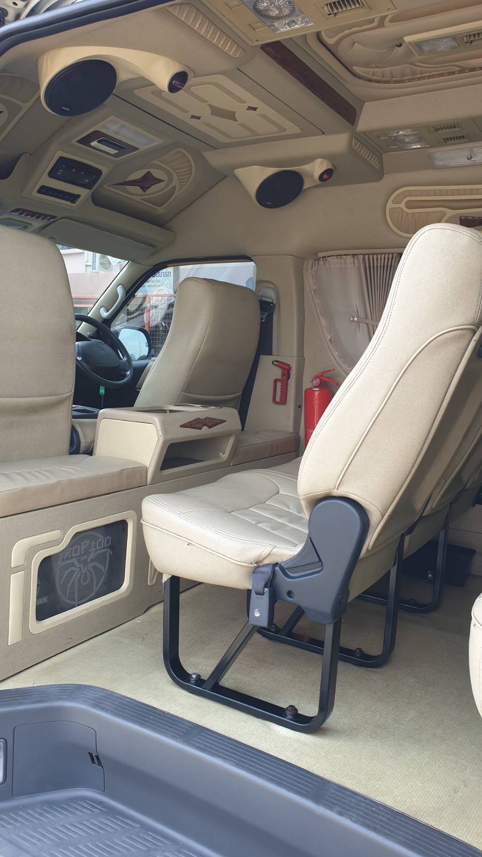 Toyota HiAce Commuter ปี 2011 สีขาว (รูปที่ 5)