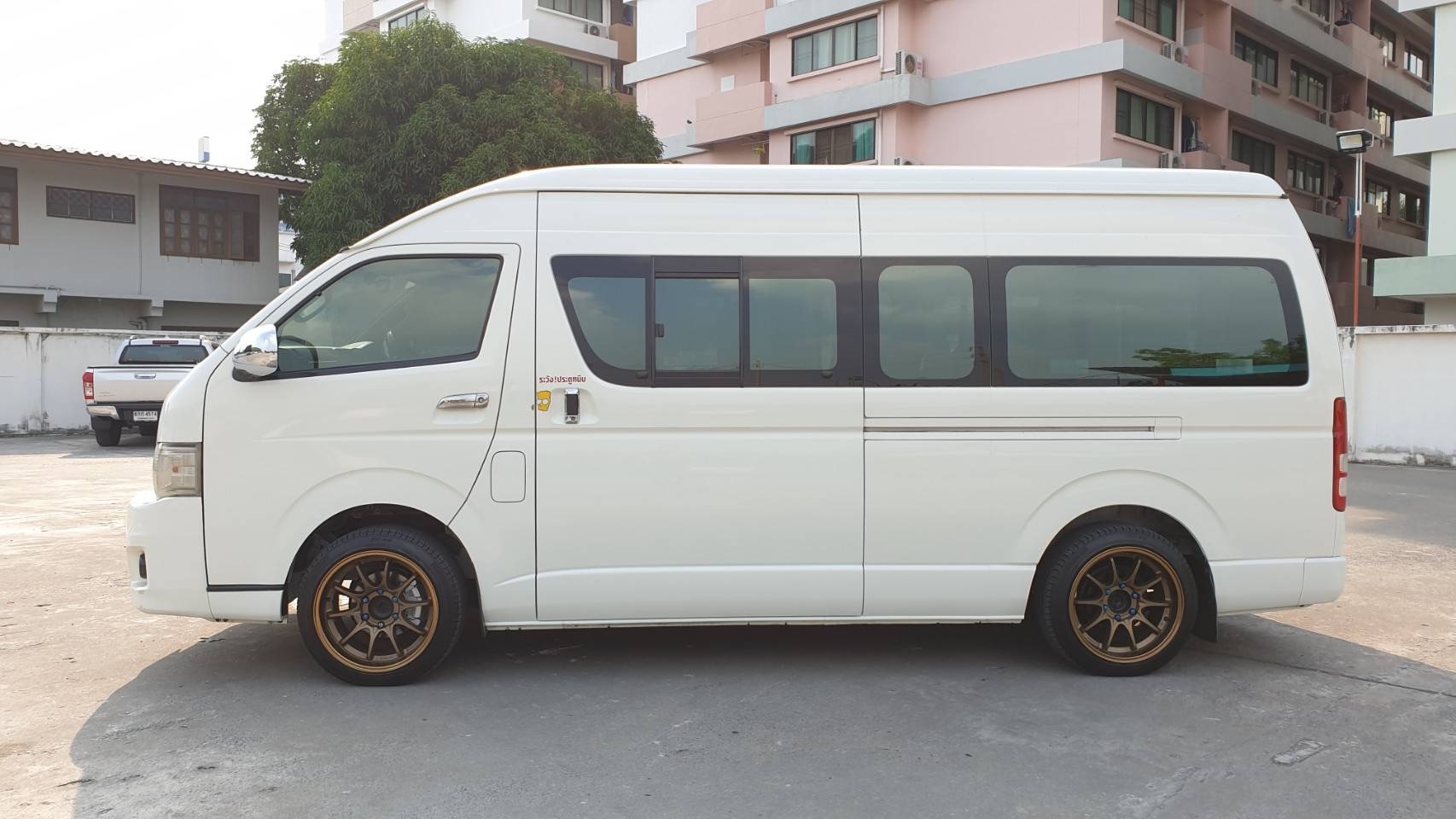 Toyota HiAce Commuter ปี 2011 สีขาว