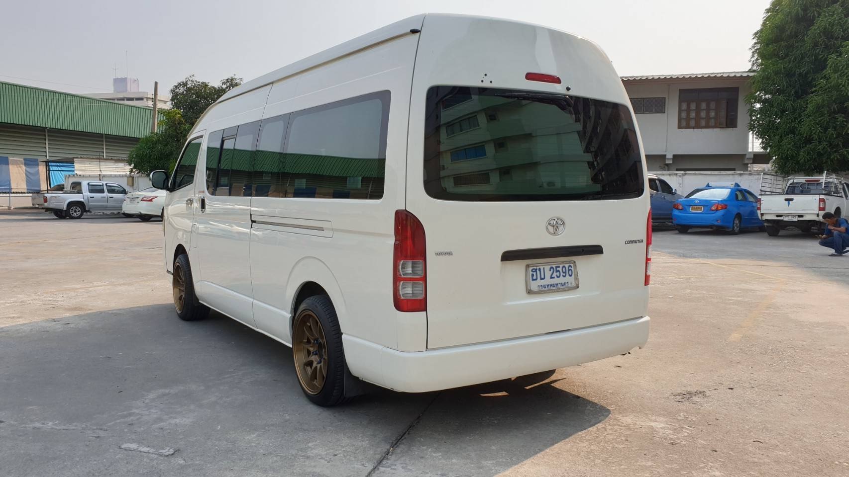 Toyota HiAce Commuter ปี 2011 สีขาว