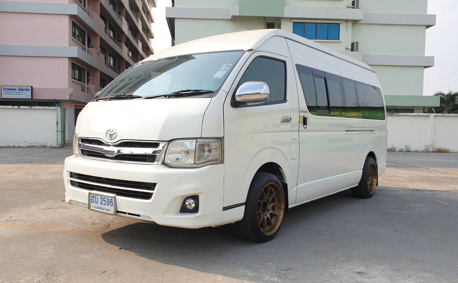 Toyota HiAce Commuter ปี 2011 สีขาว