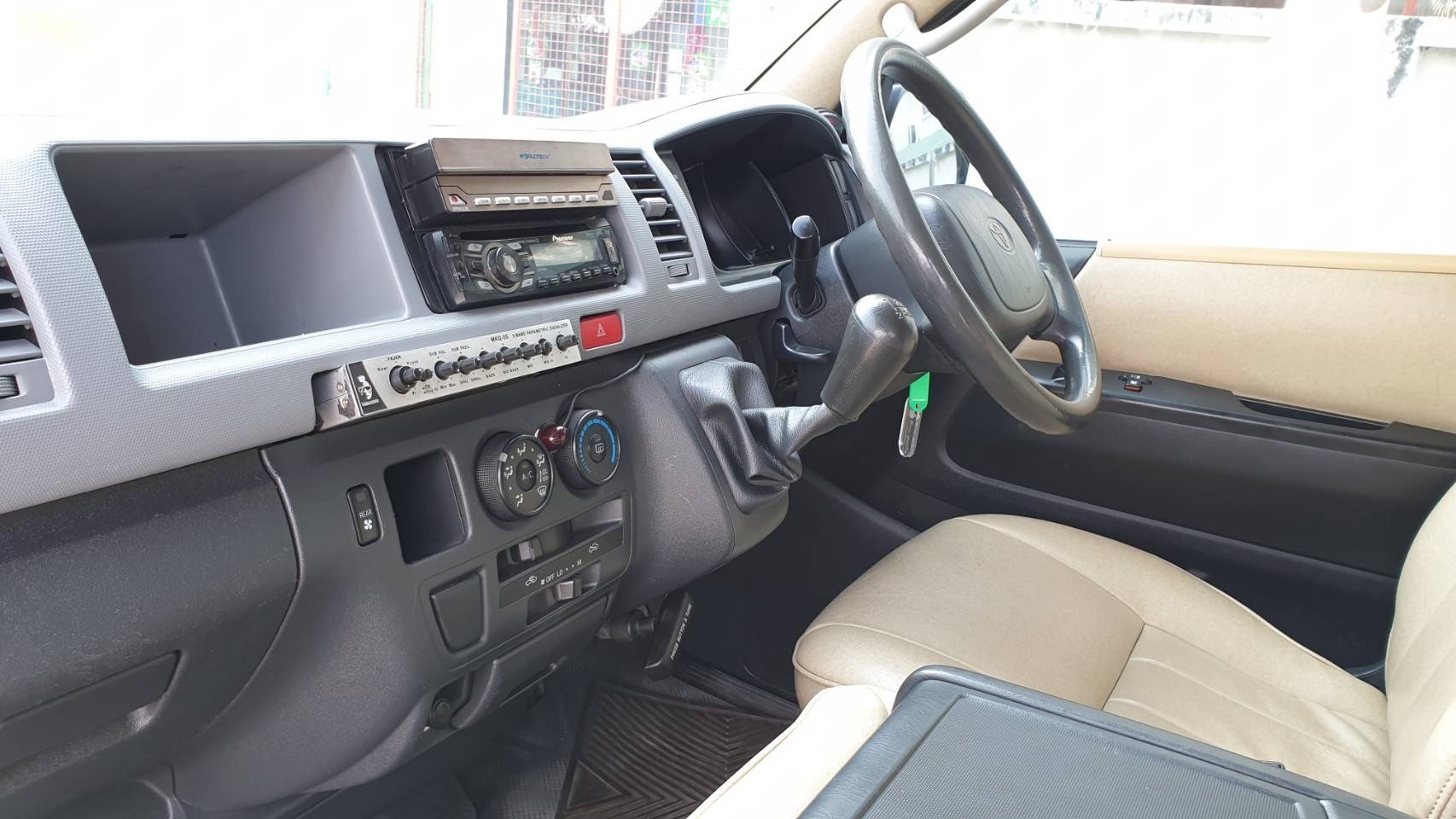 Toyota HiAce Commuter ปี 2011 สีขาว (รูปที่ 7)