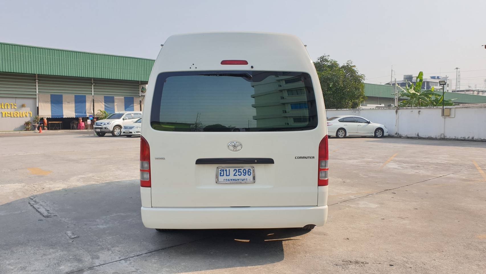 Toyota HiAce Commuter ปี 2011 สีขาว