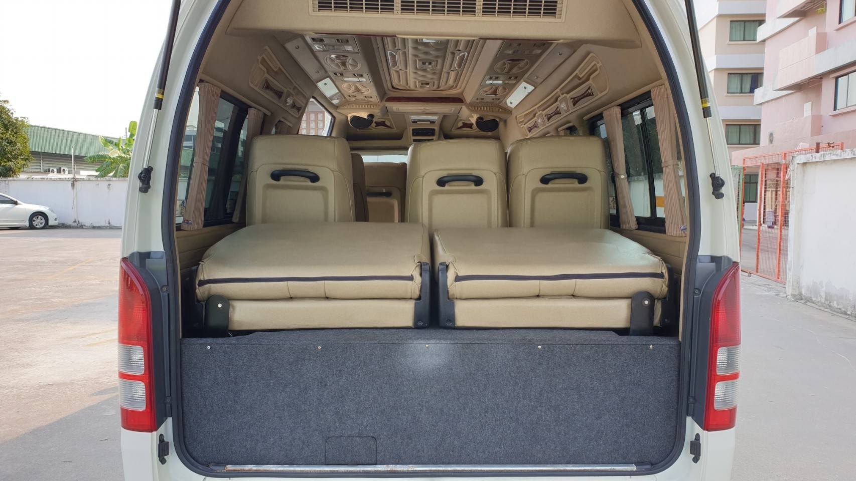 Toyota HiAce Commuter ปี 2011 สีขาว (รูปที่ 10)