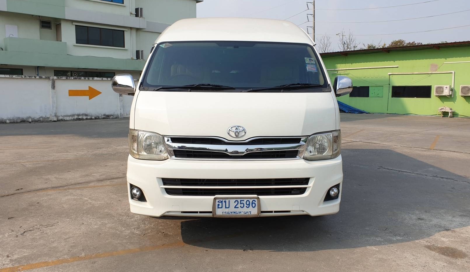 Toyota HiAce Commuter ปี 2011 สีขาว (รูปที่ 2)