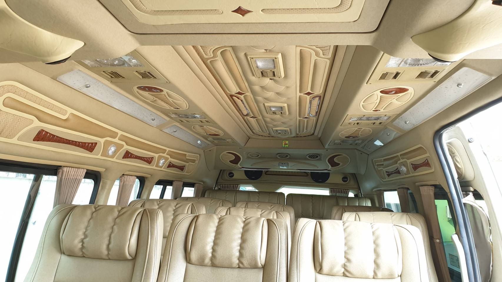 Toyota HiAce Commuter ปี 2011 สีขาว (รูปที่ 8)