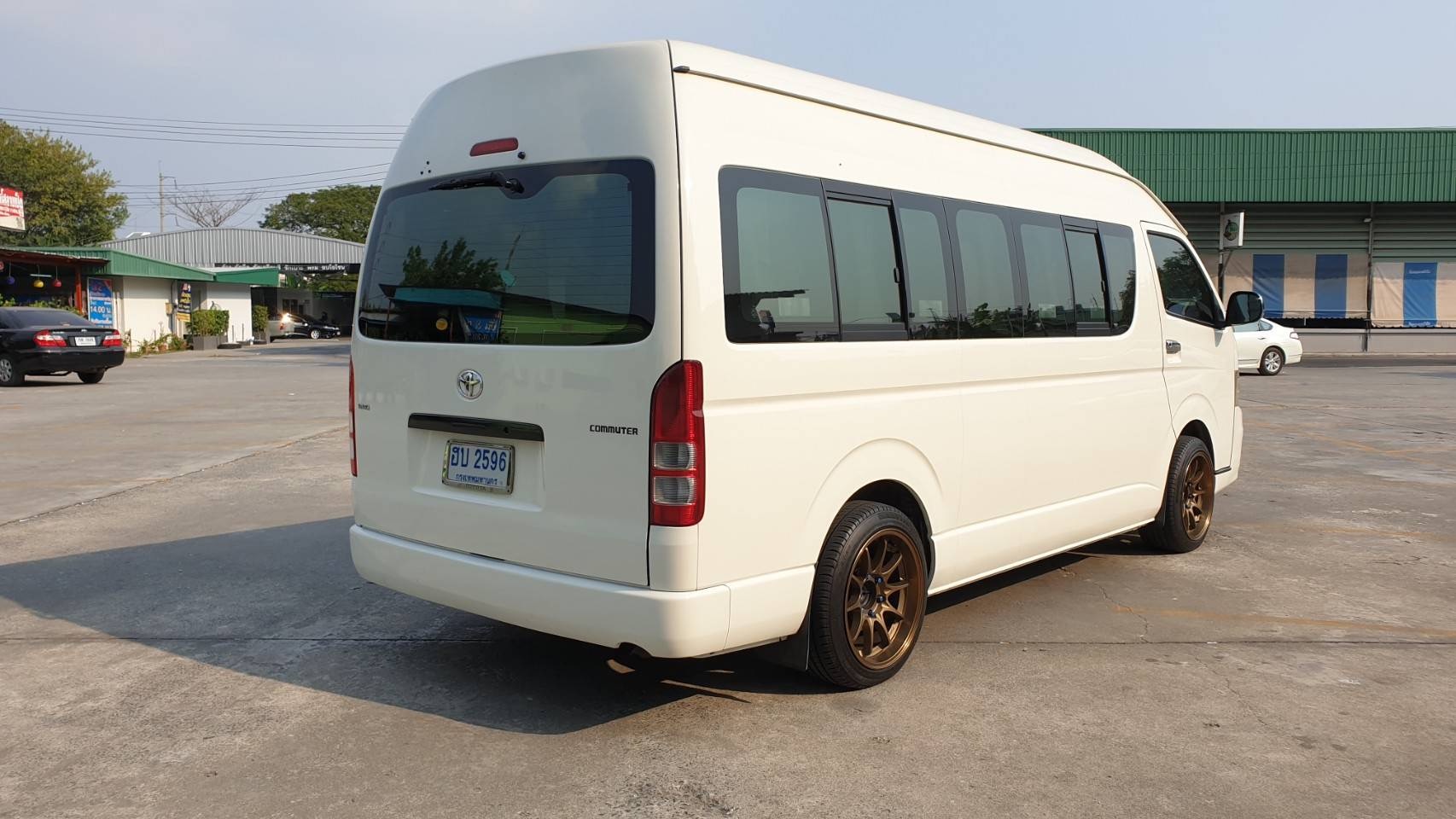 Toyota HiAce Commuter ปี 2011 สีขาว (รูปที่ 12)
