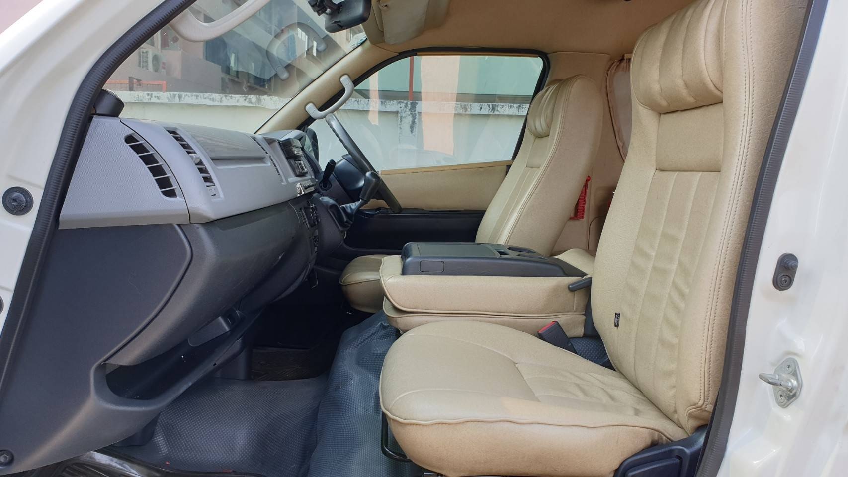 Toyota HiAce Commuter ปี 2011 สีขาว (รูปที่ 6)
