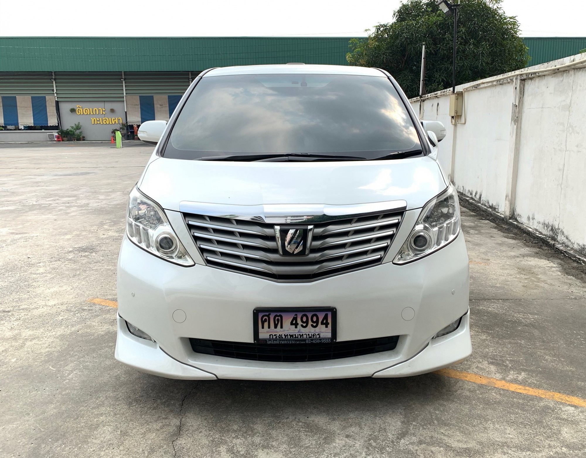 Toyota Alphard ปี 2012 สีขาว