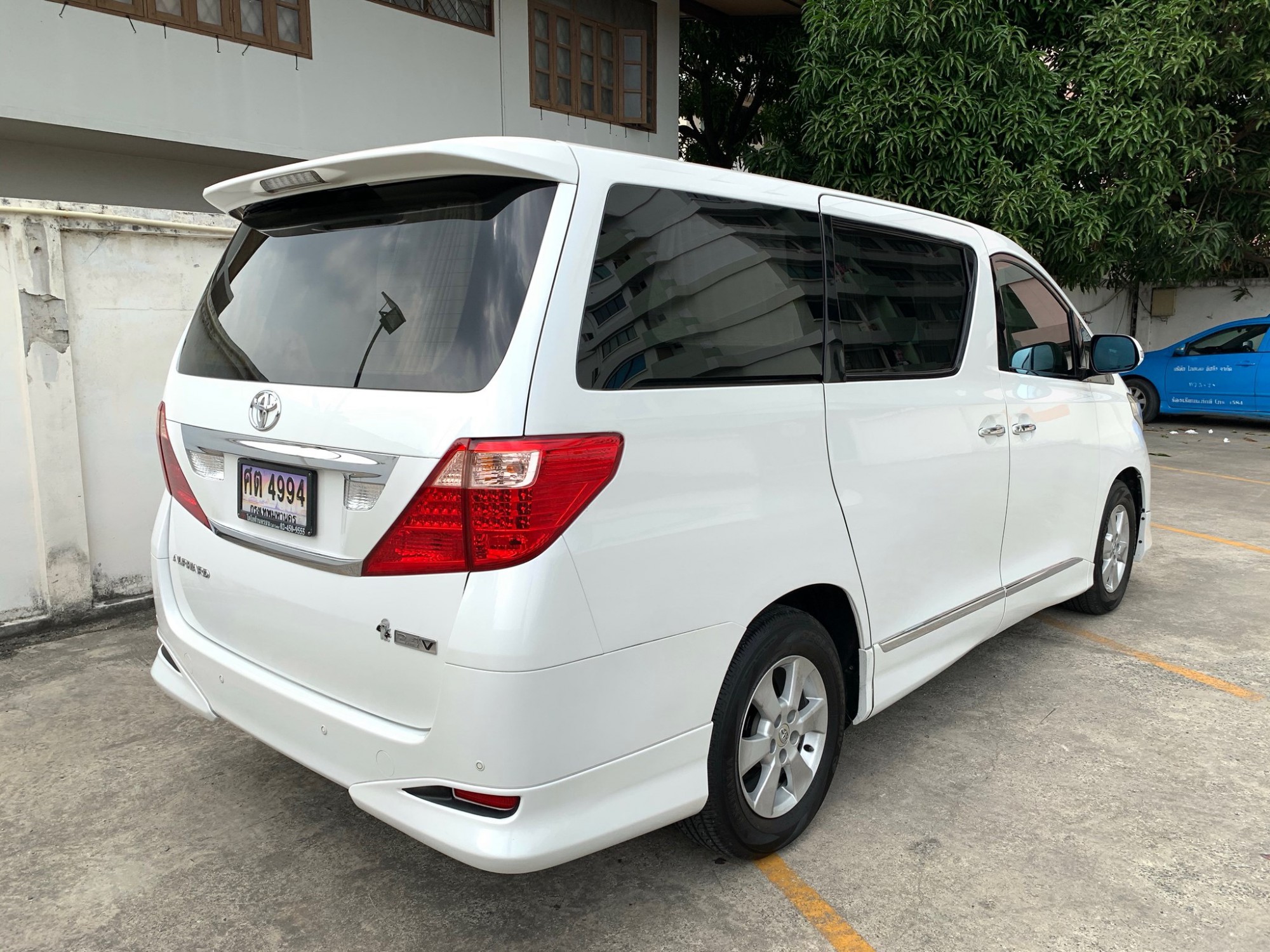 Toyota Alphard ปี 2012 สีขาว