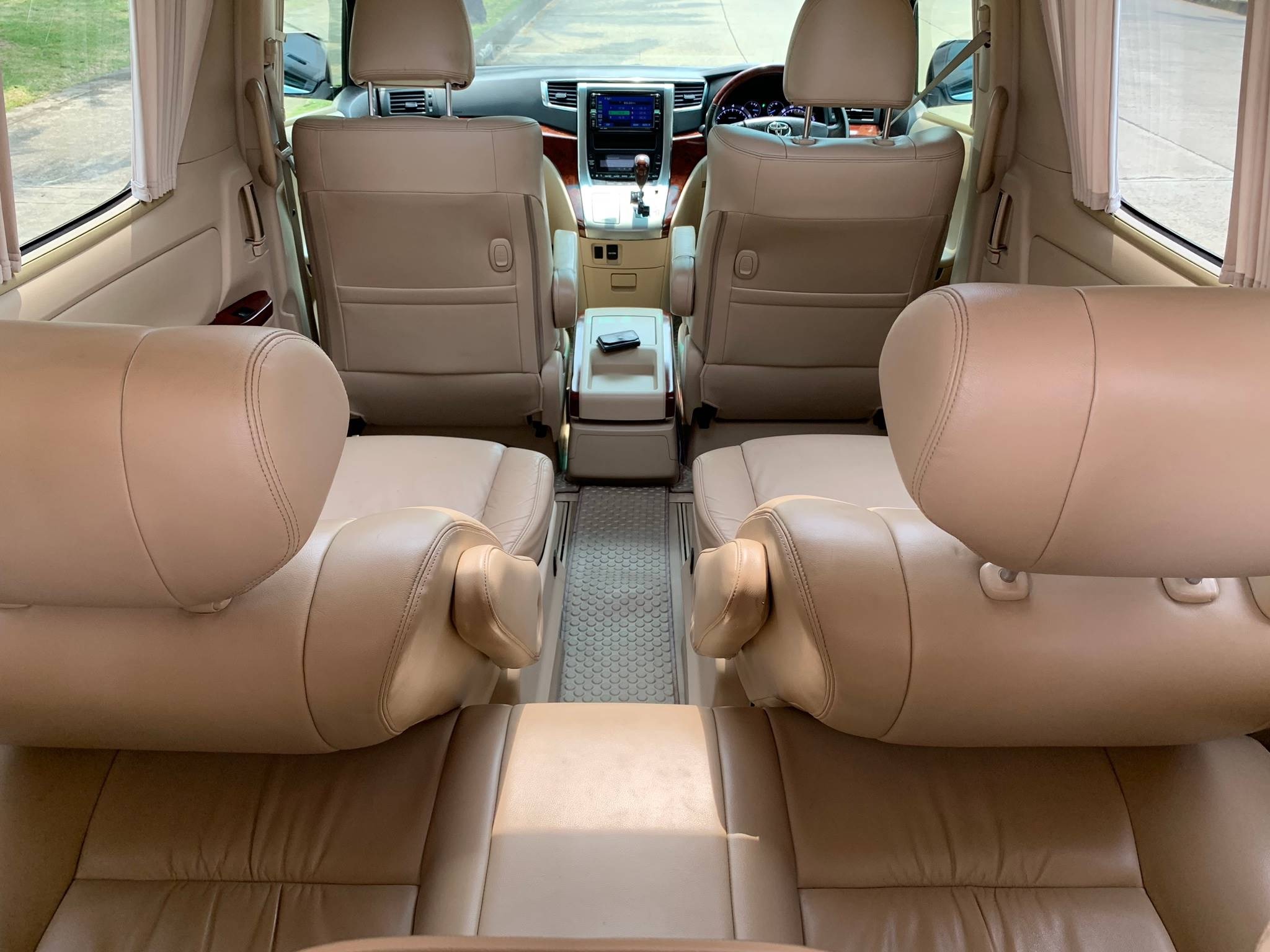 Toyota Alphard ปี 2012 สีขาว