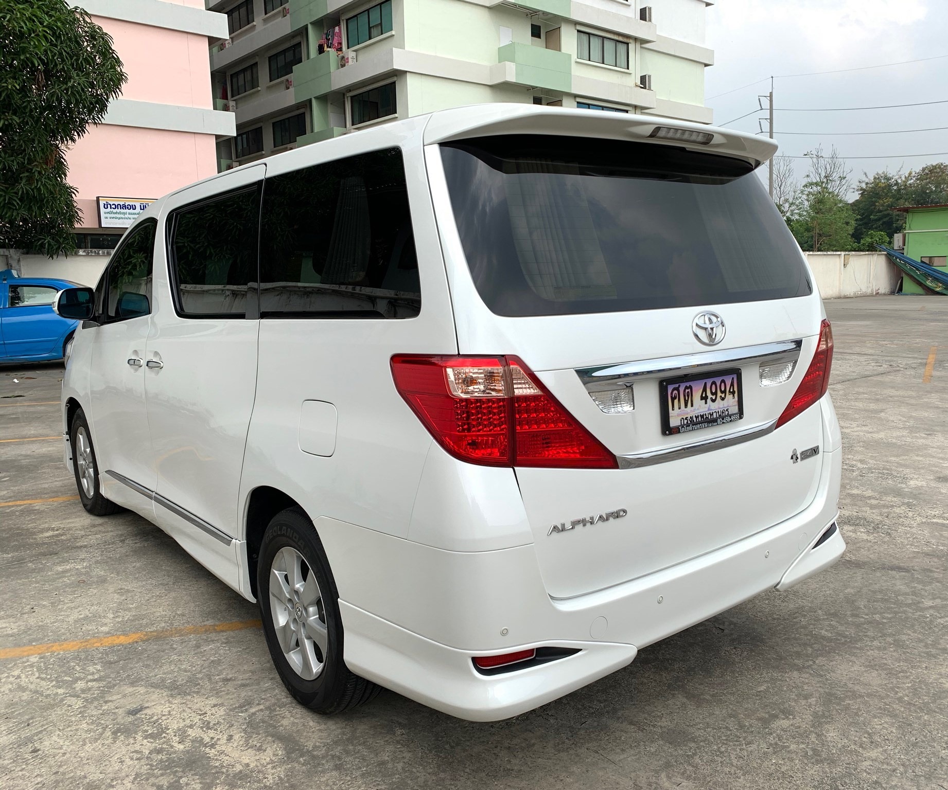 Toyota Alphard ปี 2012 สีขาว