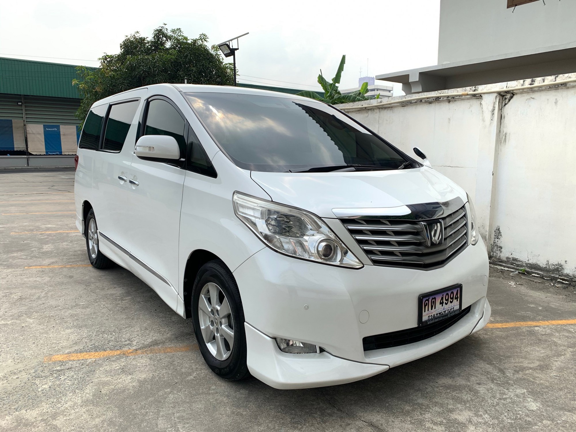 Toyota Alphard ปี 2012 สีขาว