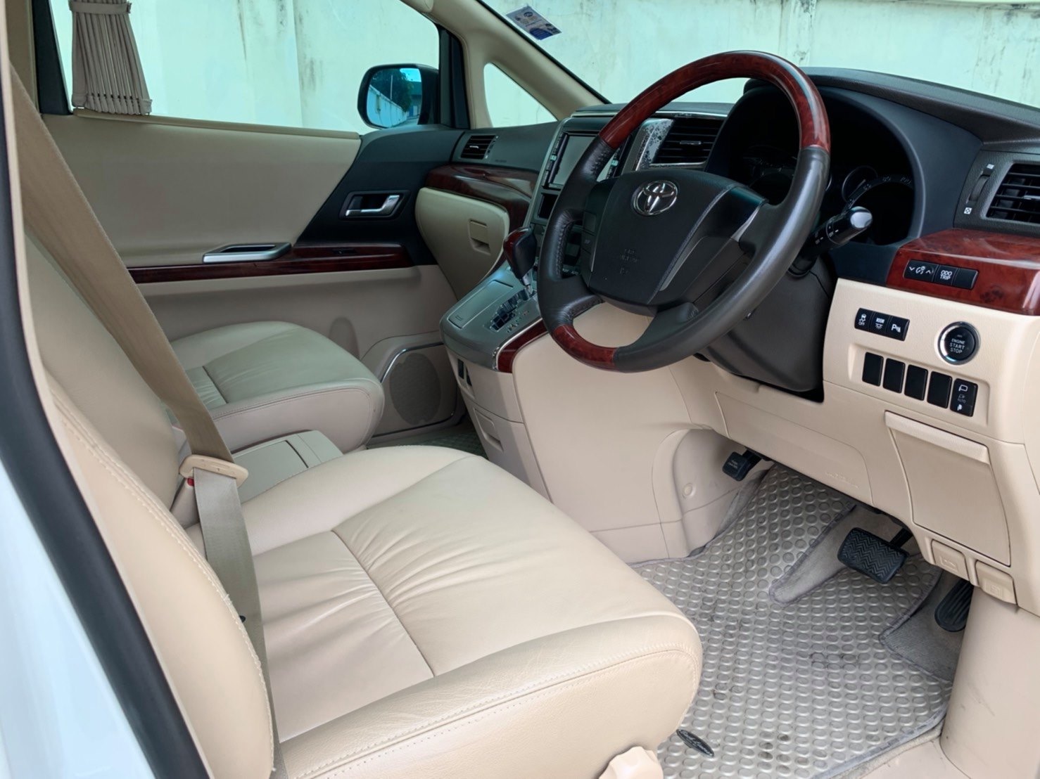 Toyota Alphard ปี 2012 สีขาว (รูปที่ 4)