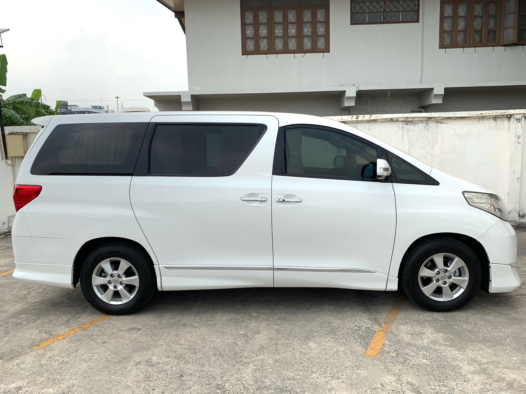 Toyota Alphard ปี 2012 สีขาว