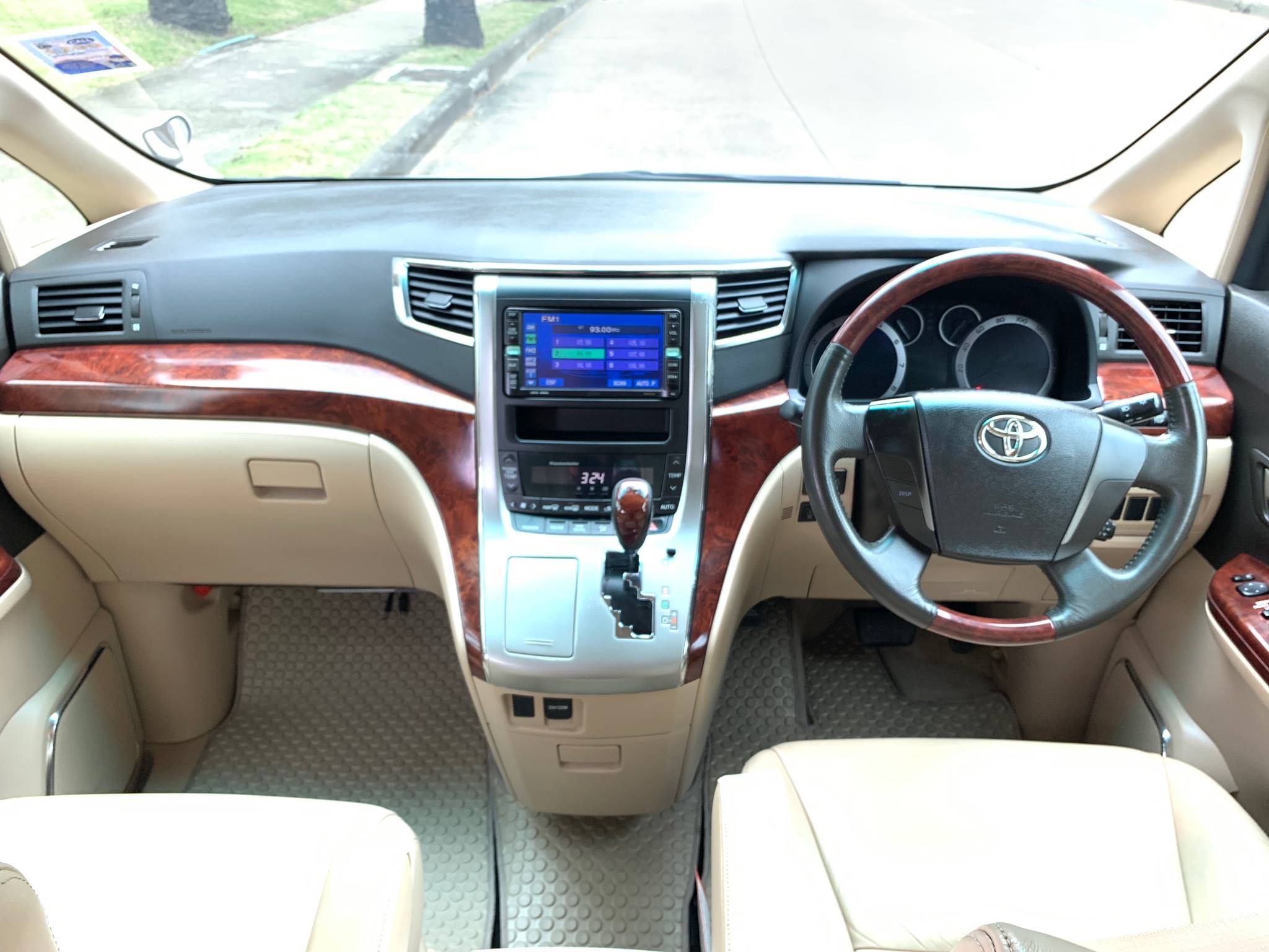 Toyota Alphard ปี 2012 สีขาว