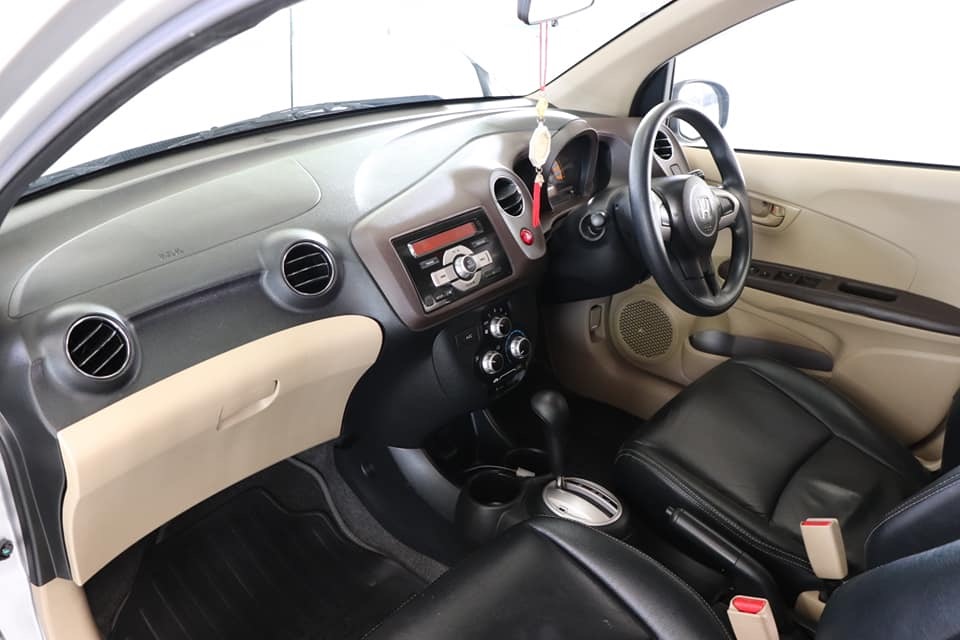 Honda Brio ปี 2012 สีเงิน (รูปที่ 7)