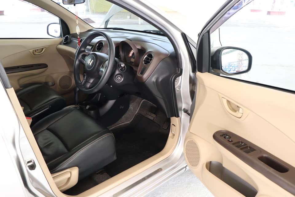 Honda Brio ปี 2012 สีเงิน (รูปที่ 4)