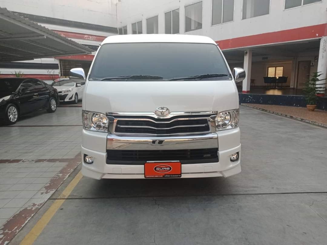 Toyota Ventury สีขาว