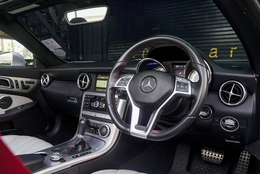 Mercedes-Benz SLK-Class R172 SLK200 ปี 2011 สีเงิน (รูปที่ 12)