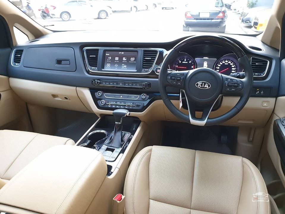 Kia Grand Carnival ปี 2018 สีเทา (รูปที่ 6)