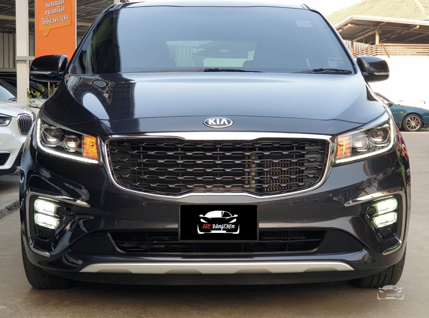Kia Grand Carnival ปี 2018 สีเทา (รูปที่ 2)