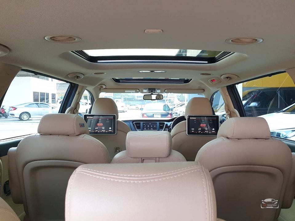 Kia Grand Carnival ปี 2018 สีเทา (รูปที่ 11)