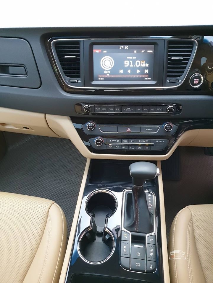 Kia Grand Carnival ปี 2018 สีเทา (รูปที่ 8)