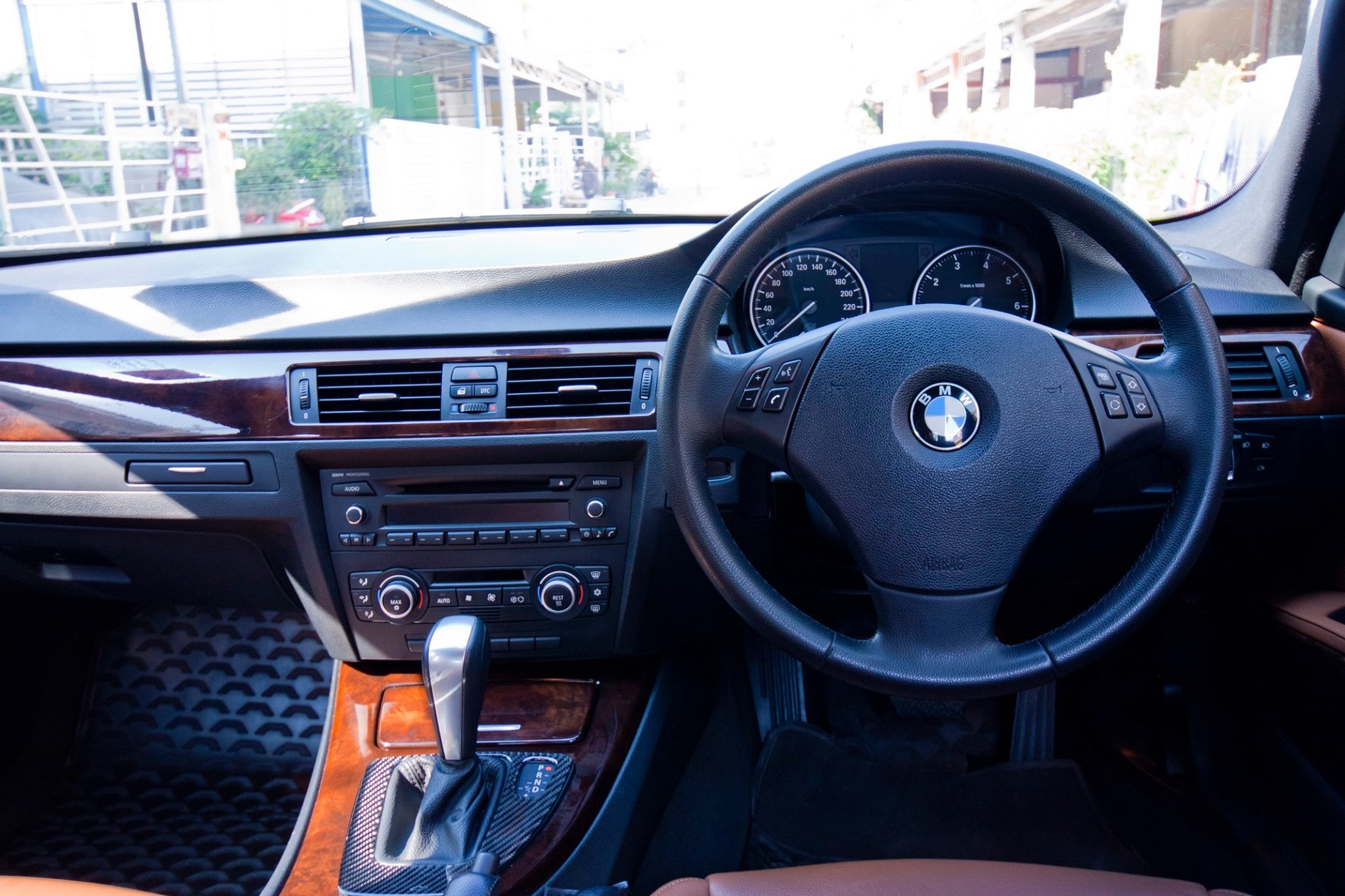 BMW 3 Series E90 318i ปี 2010 สีดำ (รูปที่ 11)