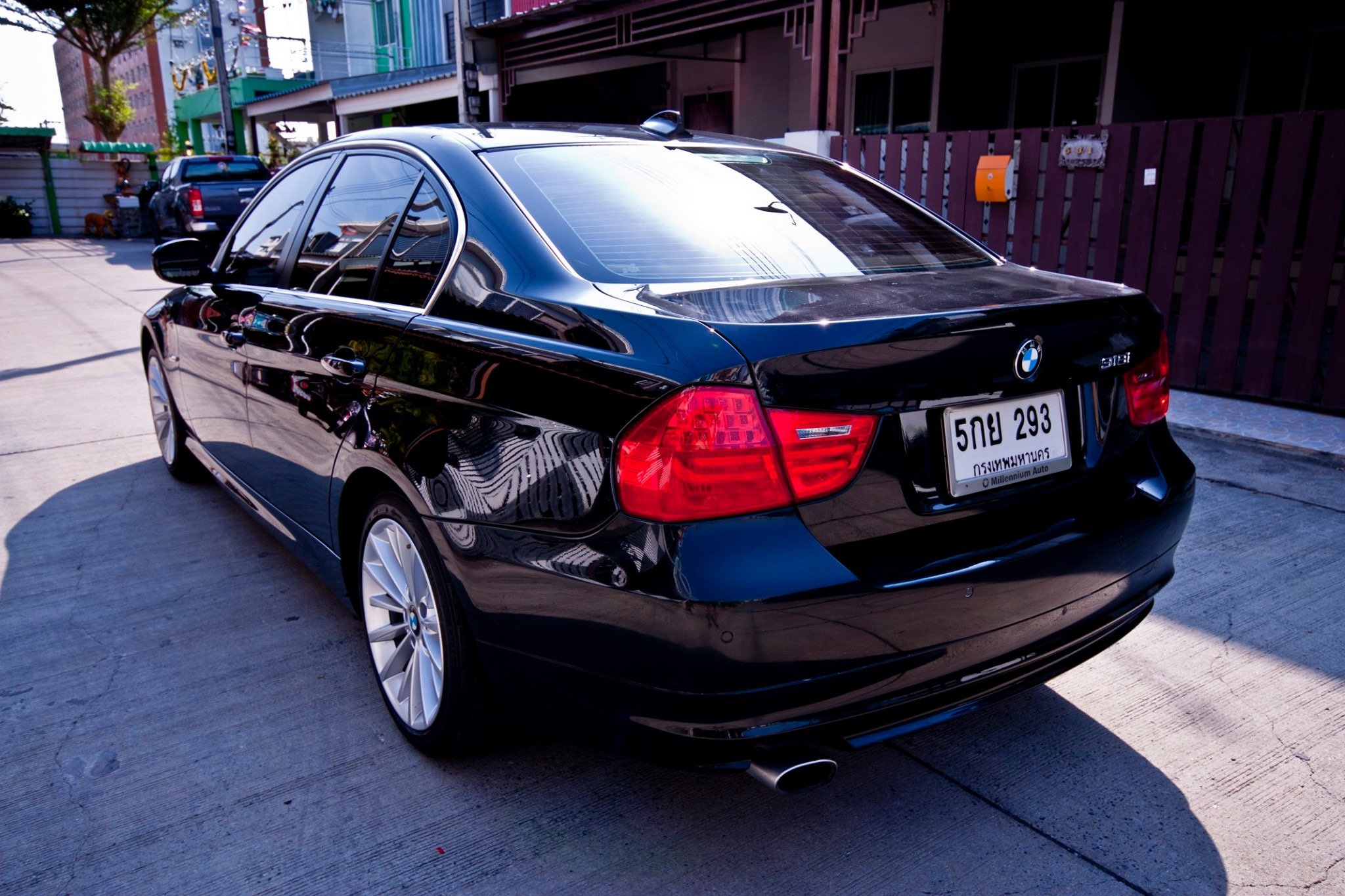 BMW 3 Series E90 318i ปี 2010 สีดำ (รูปที่ 4)