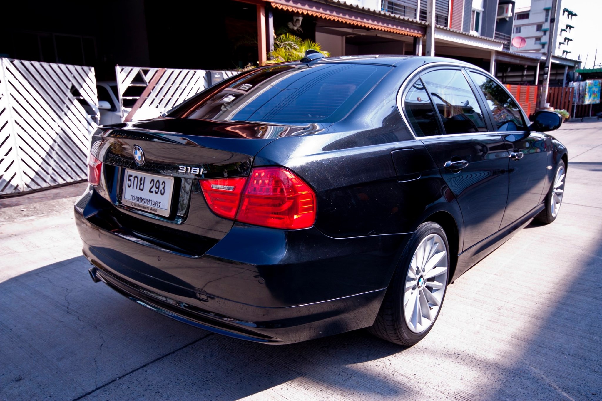 BMW 3 Series E90 318i ปี 2010 สีดำ (รูปที่ 6)