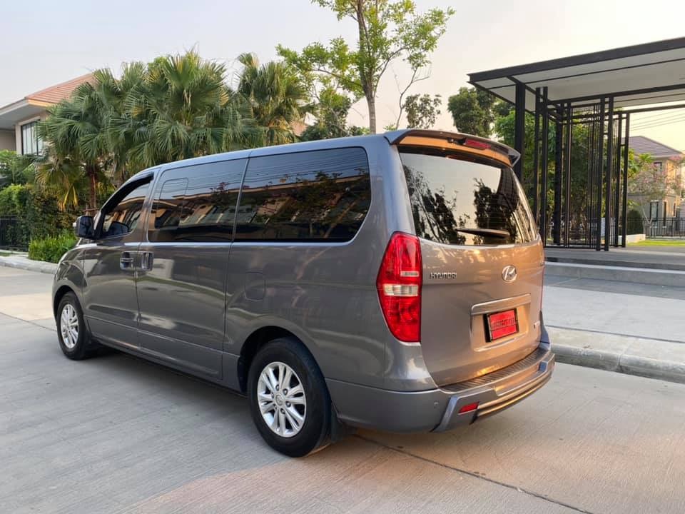 Hyundai H-1 ปี 2011 สีเทา