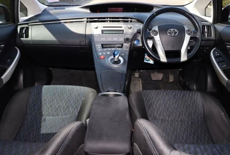 Toyota Prius ปี 2012 สีเงิน (รูปที่ 5)