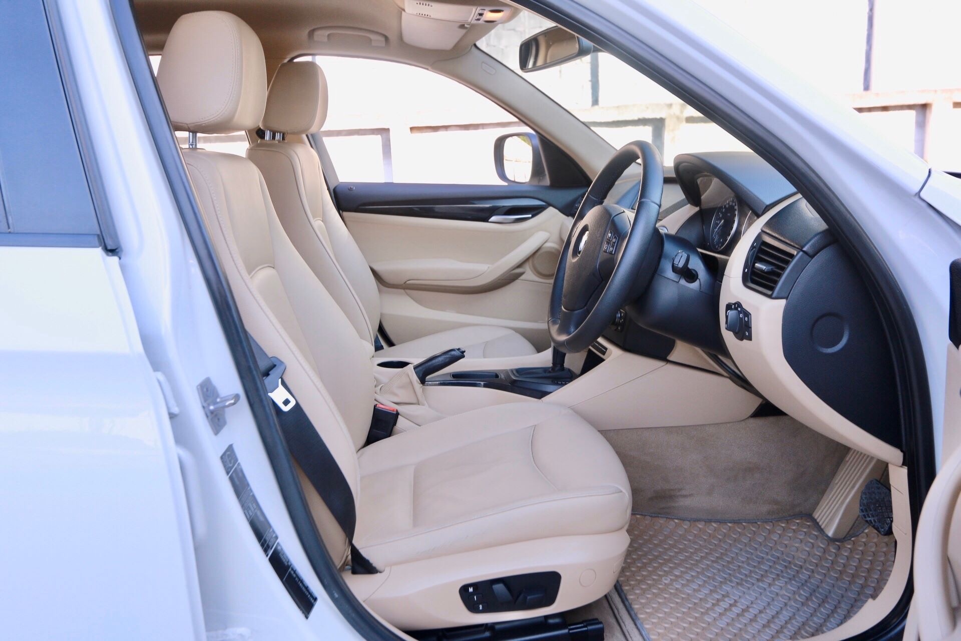 BMW X1 E84 ปี 2013 สีขาว (รูปที่ 8)