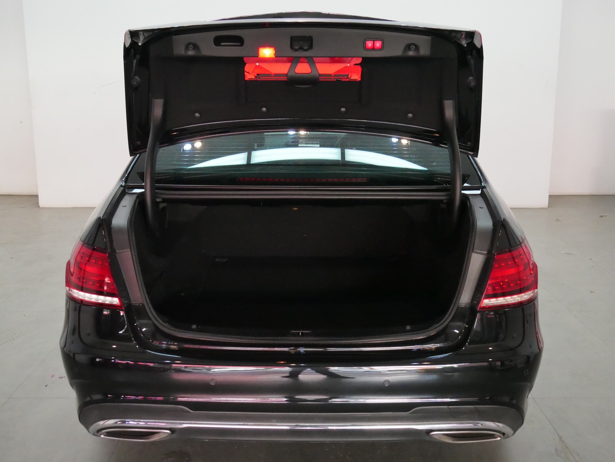 Mercedes-Benz E-Class W212 E300 ปี 2014 สีดำ (รูปที่ 19)