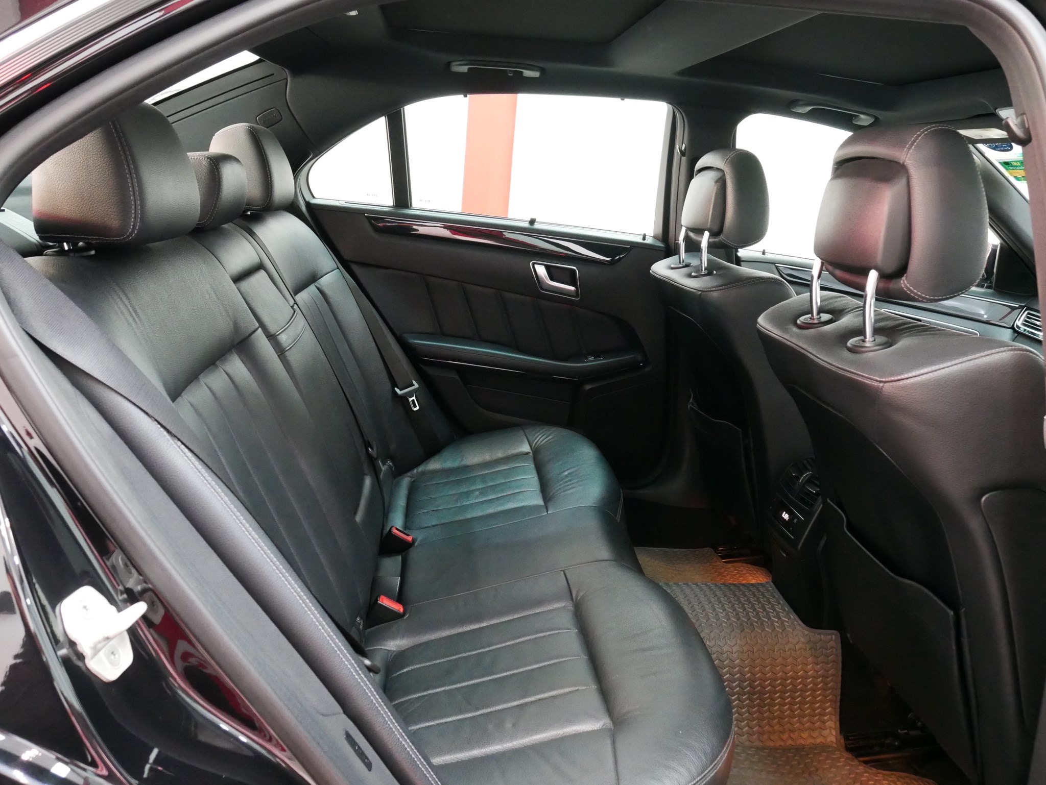 Mercedes-Benz E-Class W212 E300 ปี 2014 สีดำ (รูปที่ 14)