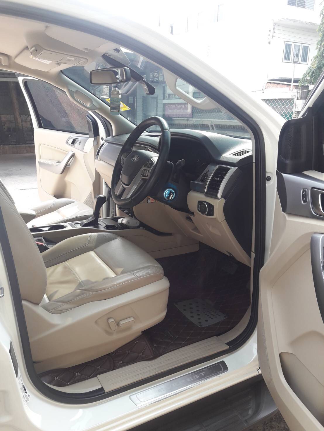 Ford Everest ปี 2015 สีขาว (รูปที่ 9)