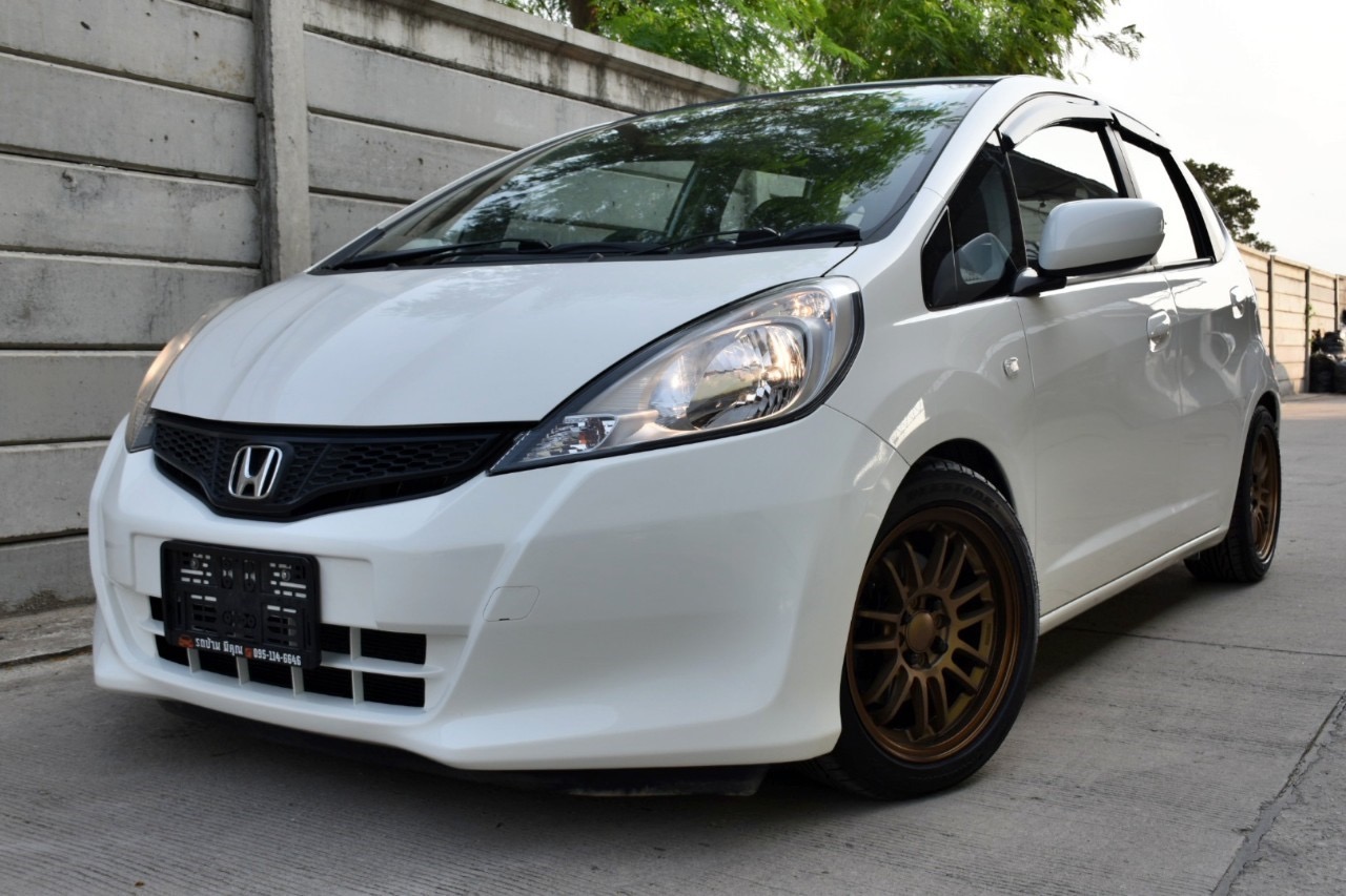 Honda Jazz GE ปี 2013 สีขาว