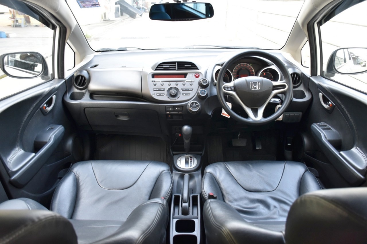 Honda Jazz GE ปี 2013 สีขาว (รูปที่ 6)