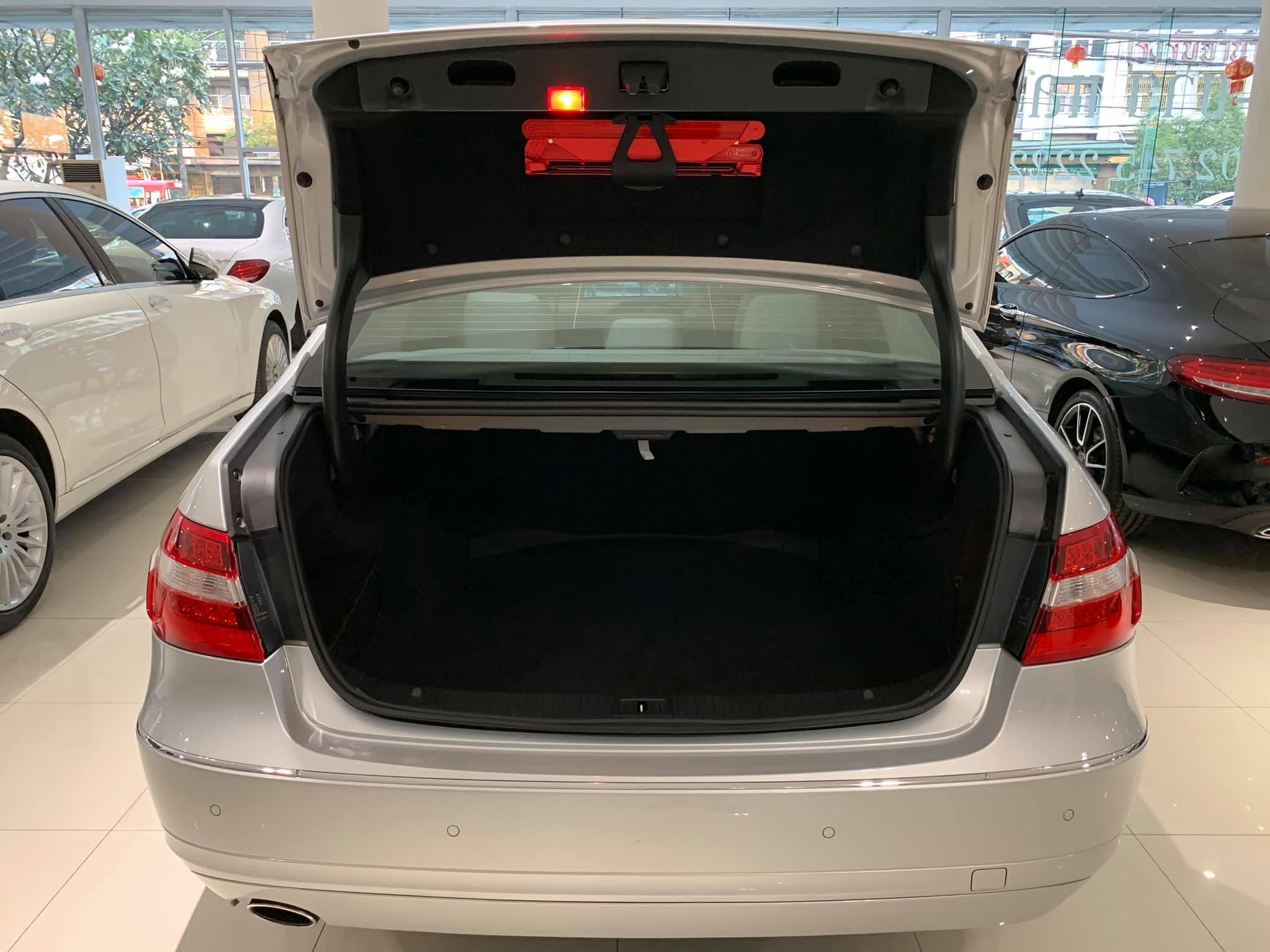 Mercedes-Benz E-Class W212 E200 ปี 2010 สีเงิน (รูปที่ 9)
