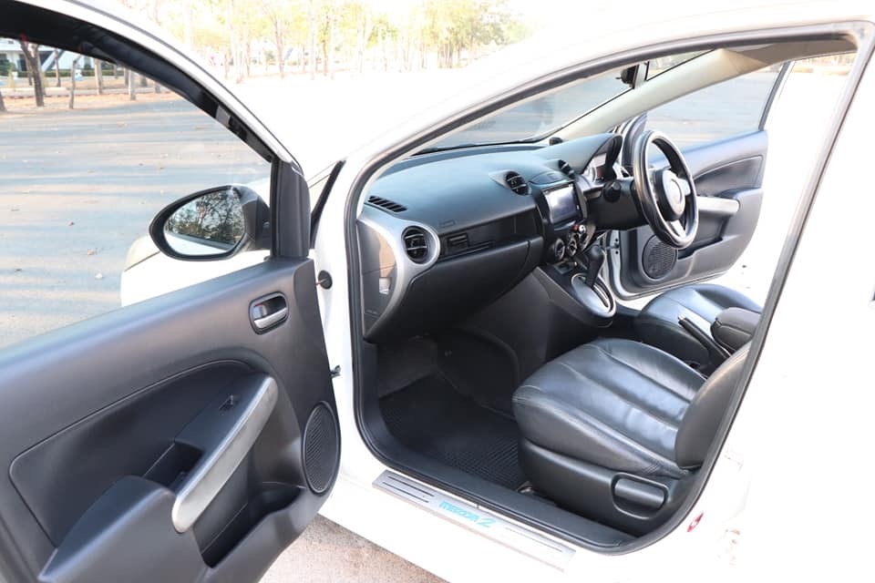 Mazda 2 Sports (5 ประตู) ปี 2011 สีขาว (รูปที่ 8)