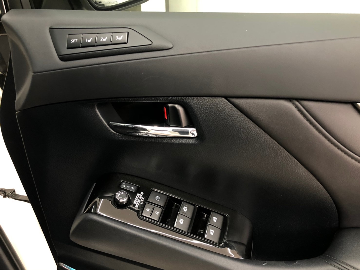 Toyota Alphard ปี 2015 สีขาว (รูปที่ 7)