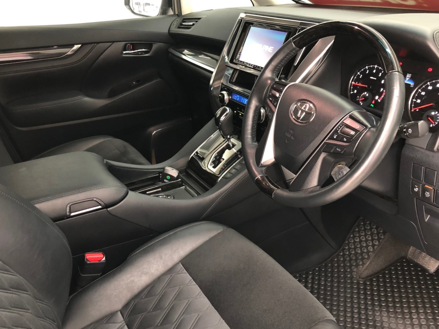 Toyota Alphard ปี 2015 สีขาว (รูปที่ 6)