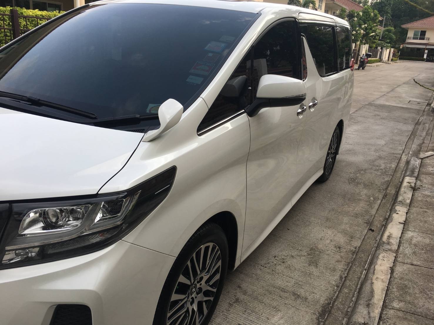 Toyota Alphard ปี 2018 สีขาว (รูปที่ 2)