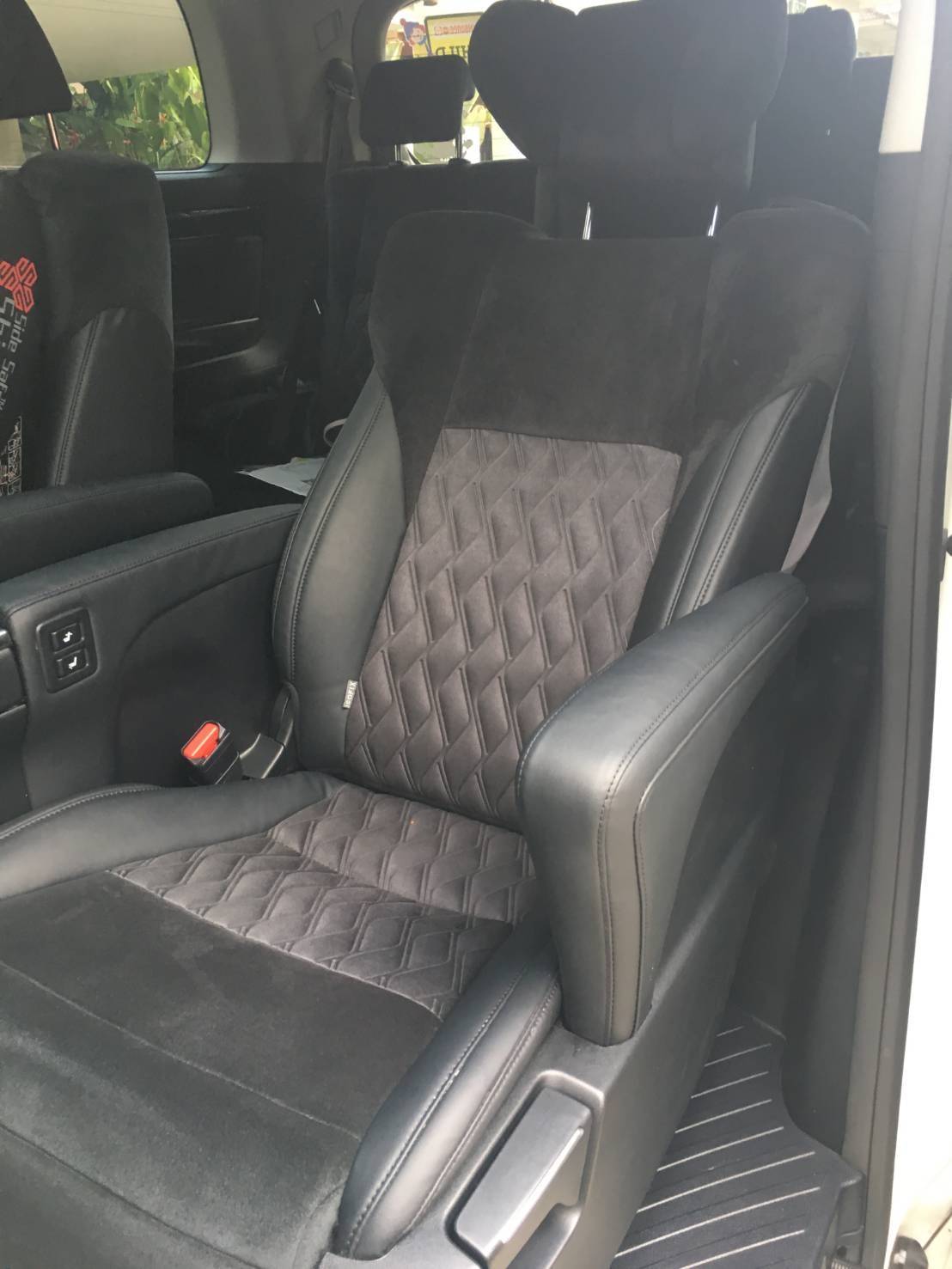 Toyota Alphard ปี 2018 สีขาว (รูปที่ 4)
