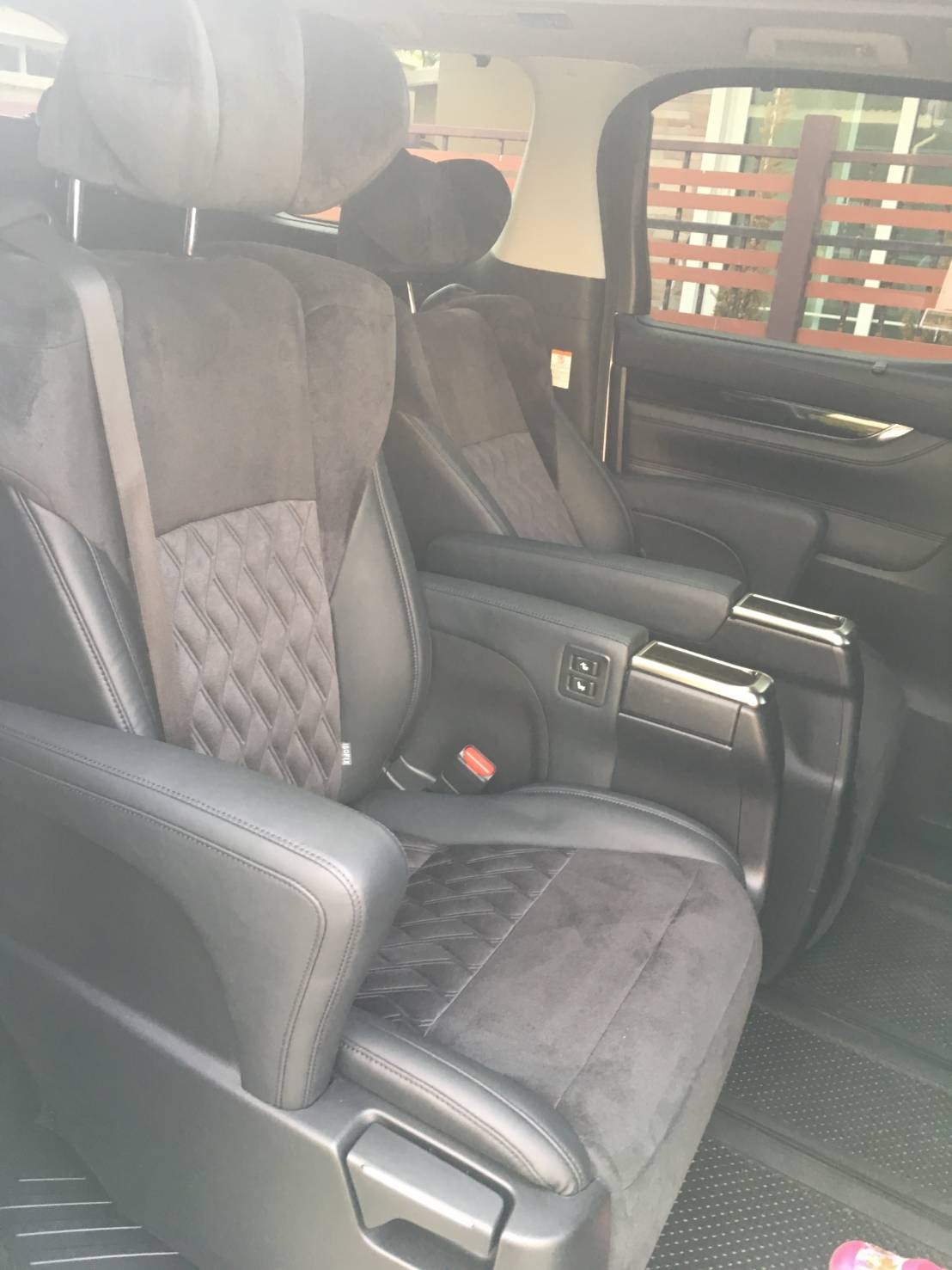 Toyota Alphard ปี 2018 สีขาว (รูปที่ 6)